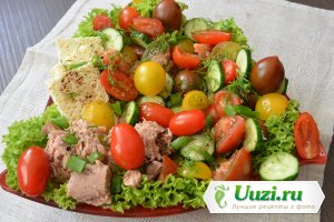 Простой салат с помидорами черри, тунцом и брынзой Изображение