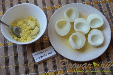 Фаршированные яйца с селедкой Шаг 1 (картинка)