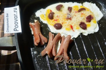 Яичница с сыром и колбасой Шаг 3 (картинка)