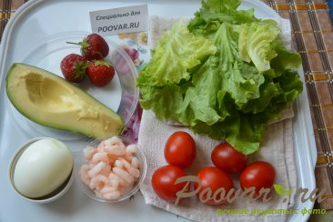 Салат с авокадо, креветками и клубникой Шаг 1 (картинка)