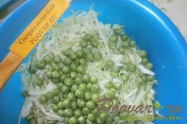 Салат из капусты с зелёным горошком Шаг 3 (картинка)