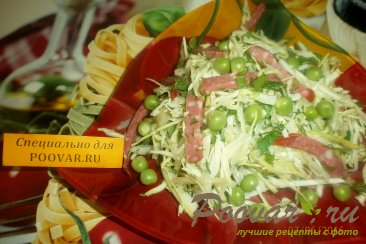Салат из капусты с зелёным горошком Изображение
