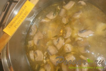Суп с грибами и яичной лапшой Шаг 6 (картинка)