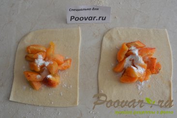 Пирожки из слоеного теста с абрикосами Шаг 3 (картинка)