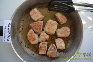 Свинина жареная на сковороде кусочками с овощами Шаг 7 (картинка)