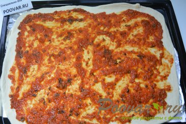 Пицца из слоеного дрожжевого теста с сыром Шаг 5 (картинка)