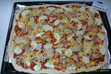 Пицца из слоеного дрожжевого теста с сыром Шаг 7 (картинка)