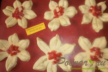 Булочка - цветок с перцем, помидорами и сыром Шаг 13 (картинка)