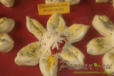 Булочка - цветок с перцем, помидорами и сыром Шаг 15 (картинка)