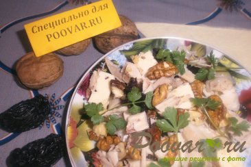 Салат с курицей, черносливом и орехами Изображение