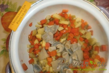 Салат из овощей и маринованных грибов Шаг 6 (картинка)
