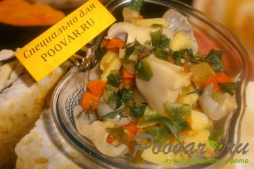 Салат из овощей и маринованных грибов Изображение