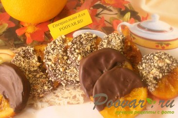 Карамелизированные апельсины в шоколаде с орехами Изображение