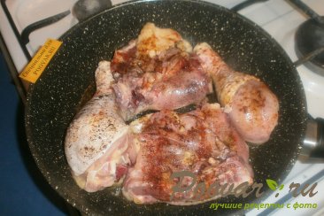 Жареная курица с луком, грибами и перцем Шаг 4 (картинка)