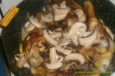 Жареная курица с луком, грибами и перцем Шаг 8 (картинка)