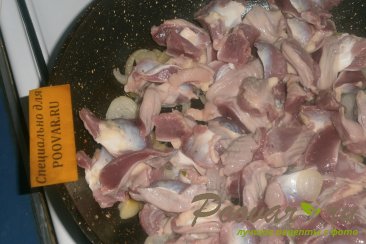 Куриные желудки с луком и томатом Шаг 5 (картинка)