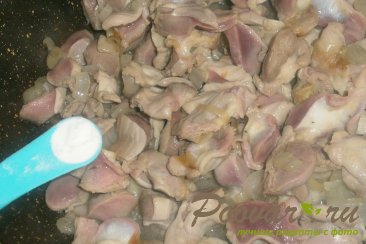 Куриные желудки с луком и томатом Шаг 6 (картинка)