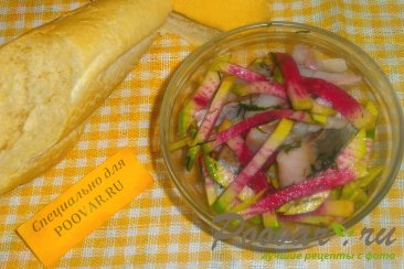 Салат из редиса арбузного с сельдью Изображение