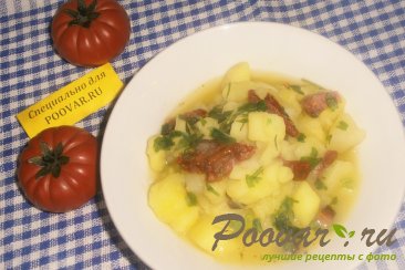 Тушёный картофель с колбасой и вялеными помидорами Изображение