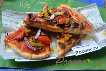 Постная пицца с грибами и помидорами Изображение