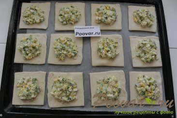 Пирожки из слоёного теста с  зелёным луком и яйцом Шаг 7 (картинка)