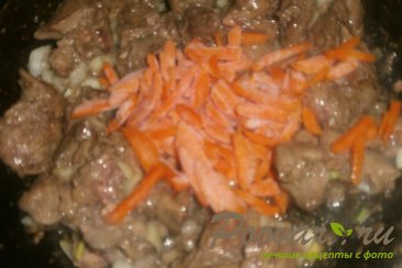 Куриная печень с сердечками и овощами на сковороде Шаг 8 (картинка)