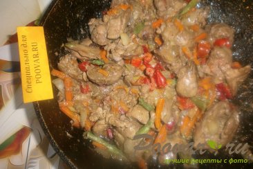 Куриная печень с сердечками и овощами на сковороде Шаг 15 (картинка)