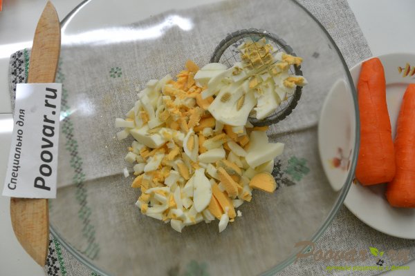 Салат из моркови с сыром и яйцами Шаг 2 (картинка)