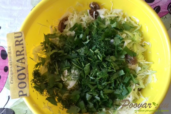 Салат из капусты с сыром, грибами и сухариками Шаг 8 (картинка)