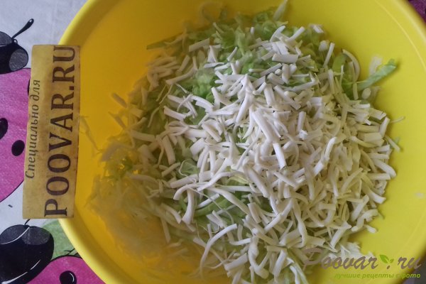 Салат из капусты с сыром, грибами и сухариками Шаг 4 (картинка)