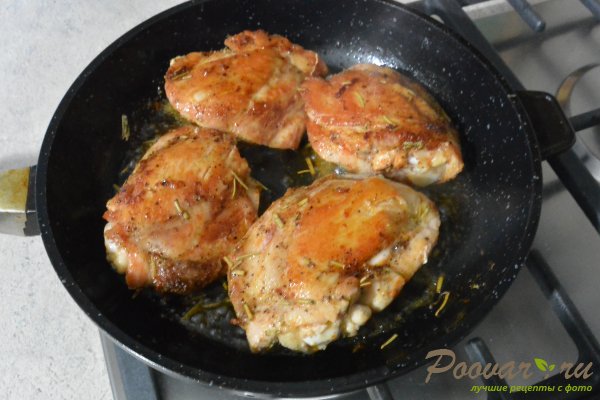 Жареная курица с луком на сковороде Шаг 5 (картинка)
