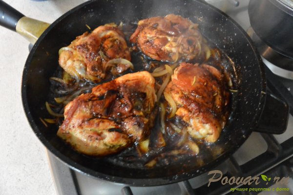 Жареная курица с луком на сковороде Шаг 8 (картинка)
