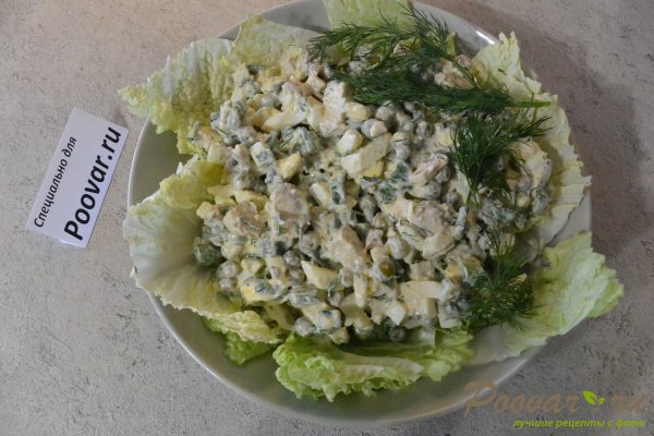 Салат из курицы с зелёным горошком и яйцом Изображение