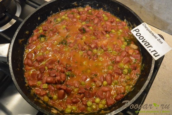 Фасоль с колбасой в томатном соусе на сковороде Изображение