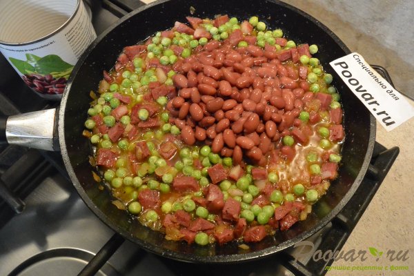 Фасоль с колбасой в томатном соусе на сковороде Шаг 5 (картинка)