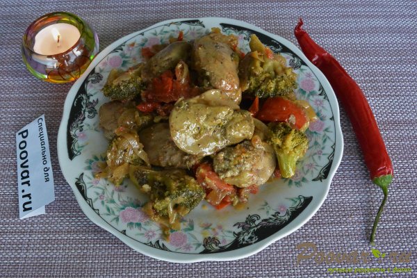Куриная печень с овощами на сковороде Изображение